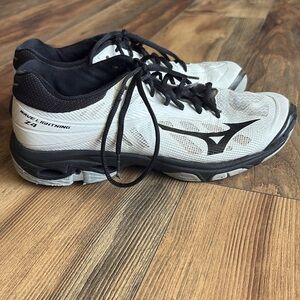 Mizuno Wave Lightning Athletic Shoe